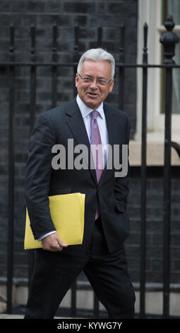 Downing Street, London, UK. 16 Jan, 2018. Minister der Regierung kommen in Downing Street für die wöchentliche Kabinettssitzung. Alan Duncan MP, Staatsminister für Europa und Amerika, ankommen. Credit: Malcolm Park/Alamy Leben Nachrichten. Stockfoto