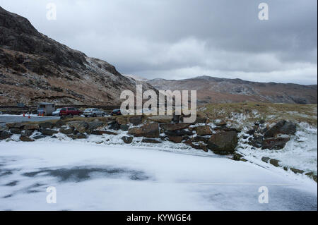 Llanberis, Gwynedd, Wales, UK. 16 Jan, 2018. Blizzards von Schnee und Hagel mit Gale force Winds hits Pen-Y-Pass, in der Nähe von Llanberis, Gwynedd, Wales, UK. Credit: Graham M. Lawrence/Alamy leben Nachrichten Stockfoto