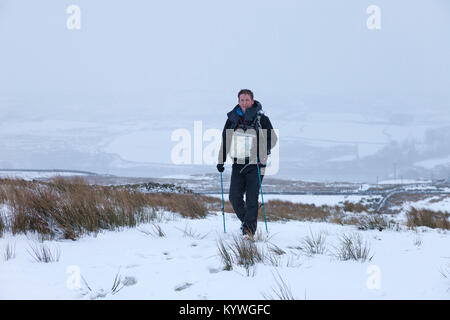 Baldersdale, County Durham, UK. Dienstag, 16. Januar 2018. Montane® Wirbelsäule® Rennen Wettbewerbern gegenüber, die einige schwierige Bedingungen im Winter, als er durch Baldersdale in der Grafschaft Durham, UK, heute Nachmittag vergangen. Die 426 km lange Montane® Wirbelsäule®-Rennen ist ein anstrengendes none Stop 7 Tage Rennen und ist einer der härtesten Langstreckenrennen der Welt. Das Rennen beginnt im Edale und folgt der Pennine Way, in Kirk Yethholm in Schottland zu beenden. Quelle: David Forster/Alamy leben Nachrichten Stockfoto