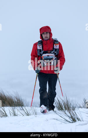 Baldersdale, County Durham, UK. Dienstag, 16. Januar 2018. Montane® Wirbelsäule® Rennen Wettbewerbern gegenüber einigen harten winterlichen Bedingungen, wie sie durch Baldersdale in der Grafschaft Durham, UK, heute Nachmittag vergangen. Die 426 km lange Montane® Wirbelsäule®-Rennen ist ein anstrengendes none Stop 7 Tage Rennen und ist einer der härtesten Langstreckenrennen der Welt. Das Rennen beginnt im Edale und folgt der Pennine Way, in Kirk Yethholm in Schottland zu beenden. Quelle: David Forster/Alamy leben Nachrichten Stockfoto