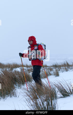 Baldersdale, County Durham, UK. Dienstag, 16. Januar 2018. Montane® Wirbelsäule® Rennen Wettbewerbern gegenüber einigen harten winterlichen Bedingungen, wie sie durch Baldersdale in der Grafschaft Durham, UK, heute Nachmittag vergangen. Die 426 km lange Montane® Wirbelsäule®-Rennen ist ein anstrengendes none Stop 7 Tage Rennen und ist einer der härtesten Langstreckenrennen der Welt. Das Rennen beginnt im Edale und folgt der Pennine Way, in Kirk Yethholm in Schottland zu beenden. Quelle: David Forster/Alamy leben Nachrichten Stockfoto