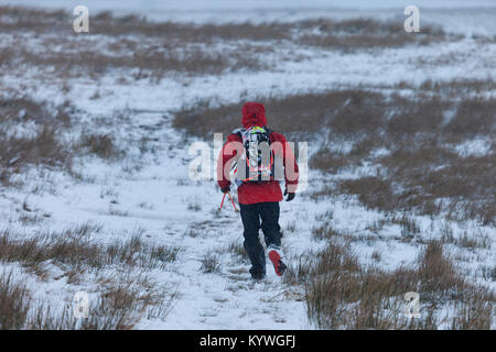 Baldersdale, County Durham, UK. Dienstag, 16. Januar 2018. Montane® Wirbelsäule® Rennen Wettbewerbern gegenüber einigen harten winterlichen Bedingungen, wie sie durch Baldersdale in der Grafschaft Durham, UK, heute Nachmittag vergangen. Die 426 km lange Montane® Wirbelsäule®-Rennen ist ein anstrengendes none Stop 7 Tage Rennen und ist einer der härtesten Langstreckenrennen der Welt. Das Rennen beginnt im Edale und folgt der Pennine Way, in Kirk Yethholm in Schottland zu beenden. Quelle: David Forster/Alamy leben Nachrichten Stockfoto