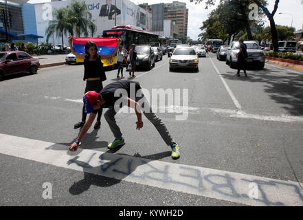 Valencia, Carabobo, Venezuela. 16 Jan, 2018. 16. Januar 2018. Studenten Straße Proteste begannen, saßen sie friedlich auf Bolivar Avenue (die geschäftigste Straße in der Stadt) periodisch in Abständen von 5 Min. Sie nannte unter den Protest der Mangel an öffentlichen Verkehrsmitteln, Mangel an Medikamenten und hohe Lebenshaltungskosten. in Valencia, Carabobo. foto: Juan Carlos Hernandez Credit: Juan Carlos Hernandez/ZUMA Draht/Alamy leben Nachrichten Stockfoto