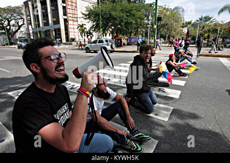 Valencia, Carabobo, Venezuela. 16 Jan, 2018. 16. Januar 2018. Studenten Straße Proteste begannen, saßen sie friedlich auf Bolivar Avenue (die geschäftigste Straße in der Stadt) periodisch in Abständen von 5 Min. Sie nannte unter den Protest der Mangel an öffentlichen Verkehrsmitteln, Mangel an Medikamenten und hohe Lebenshaltungskosten. in Valencia, Carabobo. foto: Juan Carlos Hernandez Credit: Juan Carlos Hernandez/ZUMA Draht/Alamy leben Nachrichten Stockfoto