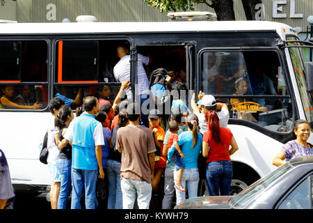 Valencia, Carabobo, Venezuela. 16 Jan, 2018. 16. Januar 2018. Der öffentliche Verkehr ist ein Chaos in Venezuela, nur 30 Prozent der Busse in Betrieb sind und Lkw sind bereits verwendeten Materialien und Tiere zu transportieren Passagiere zu transportieren und selbst hohe Kosten der Passage. Foto: Juan Carlos Hernandez Credit: Juan Carlos Hernandez/ZUMA Draht/Alamy leben Nachrichten Stockfoto