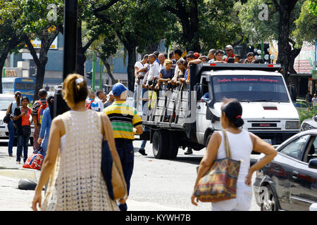 Valencia, Carabobo, Venezuela. 16 Jan, 2018. 16. Januar 2018. Der öffentliche Verkehr ist ein Chaos in Venezuela, nur 30 Prozent der Busse in Betrieb sind und Lkw sind bereits verwendeten Materialien und Tiere zu transportieren Passagiere zu transportieren und selbst hohe Kosten der Passage. Foto: Juan Carlos Hernandez Credit: Juan Carlos Hernandez/ZUMA Draht/Alamy leben Nachrichten Stockfoto