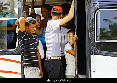 Valencia, Carabobo, Venezuela. 16 Jan, 2018. 16. Januar 2018. Der öffentliche Verkehr ist ein Chaos in Venezuela, nur 30 Prozent der Busse in Betrieb sind und Lkw sind bereits verwendeten Materialien und Tiere zu transportieren Passagiere zu transportieren und selbst hohe Kosten der Passage. Foto: Juan Carlos Hernandez Credit: Juan Carlos Hernandez/ZUMA Draht/Alamy leben Nachrichten Stockfoto