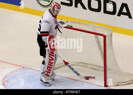 Trinec, Tschechische Republik. 16 Jan, 2018. Juho Olkinuora, Torwart von Jyvaskyla, in Aktion während der Champions Hockey League Halbfinale Rückspiel HC Ocelari Trinec vs JYP Jyvaskyla in Trinec, Tschechien, 16. Januar 2018. Credit: Petr Sznapka/CTK Photo/Alamy leben Nachrichten Stockfoto