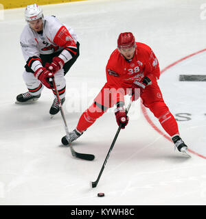 Trinec, Tschechische Republik. 16 Jan, 2018. Aron Chmielewski von Trinec, rechts, und Joonas Nattinen von Jyvaskyla in Aktion während der Champions Hockey League Halbfinale Rückspiel HC Ocelari Trinec vs JYP Jyvaskyla in Trinec, Tschechien, 16. Januar 2018. Credit: Petr Sznapka/CTK Photo/Alamy leben Nachrichten Stockfoto