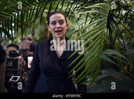 Berlin, Deutschland. 16 Jan, 2018. Die Designerin Lena Hoschek Vorbereitung ihrer Show im botanischen Garten in Berlin, Deutschland, 16. Januar 2018. Kollektionen für die Saison Herbst/Winter 2018/2019 sind auf der Berlin Fashion Week präsentierte. Quelle: Britta Pedersen/dpa/Alamy leben Nachrichten Stockfoto