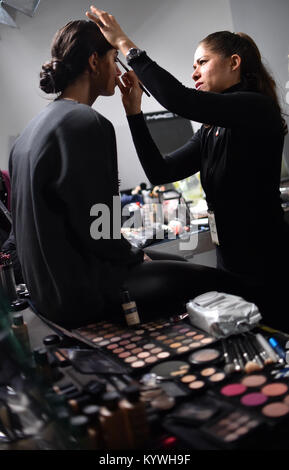 Berlin, Deutschland. 16 Jan, 2018. Backstage-ansicht von den Vorbereitungen für die Show von der Designerin Lena Hoschek im botanischen Garten in Berlin, Deutschland, 16. Januar 2018. Kollektionen für die Saison Herbst/Winter 2018/2019 sind auf der Berlin Fashion Week präsentierte. Quelle: Britta Pedersen/dpa/Alamy leben Nachrichten Stockfoto