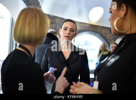 Berlin, Deutschland. 16 Jan, 2018. Die Designerin Lena Hoschek Vorbereitung ihrer Show im botanischen Garten in Berlin, Deutschland, 16. Januar 2018. Kollektionen für die Saison Herbst/Winter 2018/2019 sind auf der Berlin Fashion Week präsentierte. Quelle: Britta Pedersen/dpa/Alamy leben Nachrichten Stockfoto