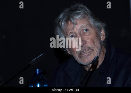 Rom, Italien. 16 Jan, 2018. Roger Waters und Nick Mason besuchen eine Pressekonferenz zusammen mit dem Bürgermeister von Rom Virginia Raggi bei der Eröffnung der Ausstellung Pink Floyd ihre sterblichen Überreste, auf der Makro- Museum in Rom Credit: Stephen Bisgrove/Alamy leben Nachrichten Stockfoto