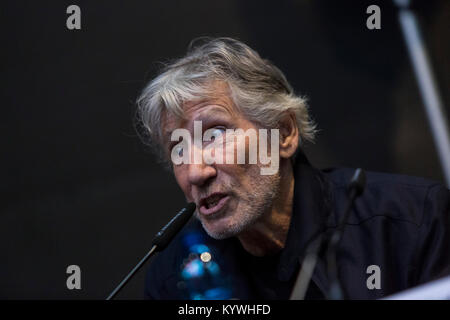 Rom, Italien. 16 Jan, 2018. Roger Waters und Nick Mason besuchen eine Pressekonferenz zusammen mit dem Bürgermeister von Rom Virginia Raggi bei der Eröffnung der Ausstellung Pink Floyd ihre sterblichen Überreste, auf der Makro- Museum in Rom Credit: Stephen Bisgrove/Alamy leben Nachrichten Stockfoto