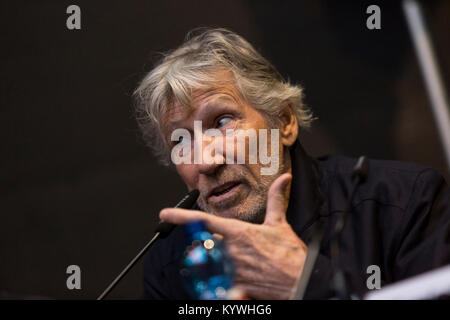 Rom, Italien. 16 Jan, 2018. Roger Waters und Nick Mason besuchen eine Pressekonferenz zusammen mit dem Bürgermeister von Rom Virginia Raggi bei der Eröffnung der Ausstellung Pink Floyd ihre sterblichen Überreste, auf der Makro- Museum in Rom Credit: Stephen Bisgrove/Alamy leben Nachrichten Stockfoto