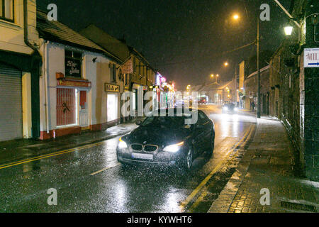 Celbridge, Kildare, Irland. 16 Jan, 2018. Irland Wetter - Autos durch Celbridge Stadt fahren in schwere Schneefälle Stockfoto