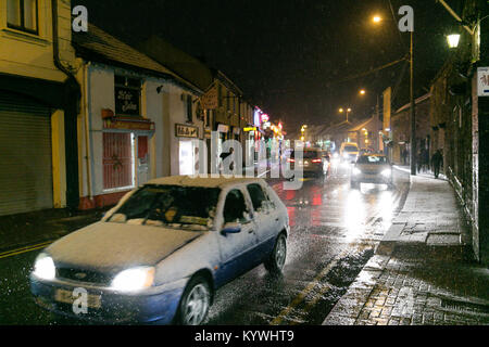 Celbridge, Kildare, Irland. 16 Jan, 2018. Irland Wetter - Autos durch Celbridge Stadt fahren in schwere Schneefälle Stockfoto