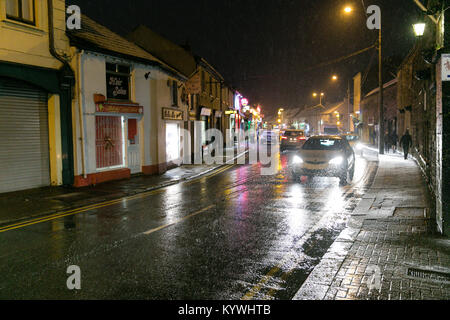 Celbridge, Kildare, Irland. 16 Jan, 2018. Irland Wetter - Autos durch Celbridge Stadt fahren in schwere Schneefälle Stockfoto