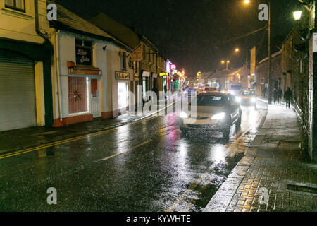 Celbridge, Kildare, Irland. 16 Jan, 2018. Irland Wetter - Autos durch Celbridge Stadt fahren in schwere Schneefälle Stockfoto