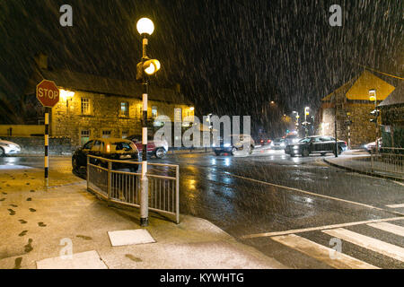 Celbridge, Kildare, Irland. 16 Jan, 2018. Irland Wetter - Autos durch Celbridge Stadt fahren in schwere Schneefälle Stockfoto