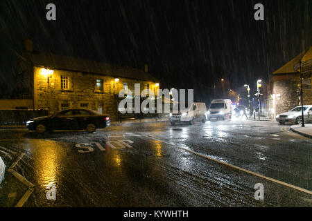 Celbridge, Kildare, Irland. 16 Jan, 2018. Irland Wetter - Autos durch Celbridge Stadt fahren in schwere Schneefälle Stockfoto