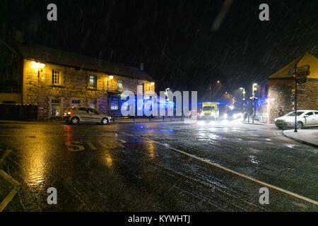 Celbridge, Kildare, Irland. 16 Jan, 2018. Irland Wetter - Krankenwagen schlagen durch Verkehr auf einer rutschigen Dublin Road in Richtung Celbridge Stadt in einem starken Schneefall. Stockfoto