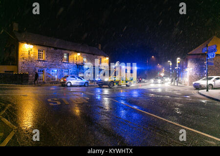 Celbridge, Kildare, Irland. 16 Jan, 2018. Irland Wetter - Krankenwagen schlagen durch Verkehr auf einer rutschigen Dublin Road in Richtung Celbridge Stadt in einem starken Schneefall. Stockfoto