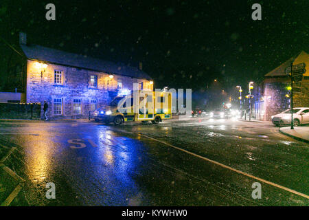 Celbridge, Kildare, Irland. 16 Jan, 2018. Irland Wetter - Krankenwagen schlagen durch Verkehr auf einer rutschigen Dublin Road in Richtung Celbridge Stadt in einem starken Schneefall. Stockfoto