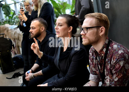 Berlin, Deutschland. 16 Jan, 2018. Die Designerin Lena Hoschek beobachten die Proben für ihre Show im botanischen Garten in Berlin, Deutschland, 16. Januar 2018. Kollektionen für die Saison Herbst/Winter 2018/2019 sind auf der Berlin Fashion Week präsentierte. Quelle: Britta Pedersen/dpa/Alamy leben Nachrichten Stockfoto