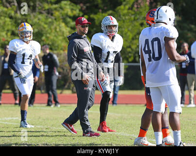 St. Petersburg, Florida, USA. 16 Jan, 2018. SCOTT KEELER | Zeiten. Defensive Backs coach James Rowe, Zentrum, mit den Spielern, die an Shorecrest vorbereitende Schule, Dienstag, 1/16/18 Während einer Praxis für die bevorstehende 93. Ost-west-Schrein Spiel. Er ist der Assistant Defensive Backs Coach der Washington Redskins. Credit: Scott Keeler/Tampa Bay Zeiten/ZUMA Draht/Alamy leben Nachrichten Stockfoto