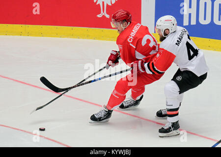 Trinec, Tschechische Republik. 16 Jan, 2018. Mikko Maenpaa von Jyvaskyla, rechts, und Aron Chmielewski von Trinec in Aktion während der Champions Hockey League Halbfinale Rückspiel HC Ocelari Trinec vs JYP Jyvaskyla in Trinec, Tschechien, 16. Januar 2018. Credit: Petr Sznapka/CTK Photo/Alamy leben Nachrichten Stockfoto