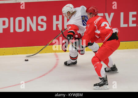 Trinec, Tschechische Republik. 16 Jan, 2018. Jani Tuppurainen von Jyvaskyla, Links, und Aron Chmielewski von Trinec in Aktion während der Champions Hockey League Halbfinale Rückspiel HC Ocelari Trinec vs JYP Jyvaskyla in Trinec, Tschechien, 16. Januar 2018. Credit: Petr Sznapka/CTK Photo/Alamy leben Nachrichten Stockfoto