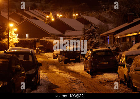 Newtownabbey, Nordirland, Irland. 16 Jan, 2018. Anwohner in der Straße parken als Ergebnis von Bernstein Wetter Warnung als starker Schneefall beginnt Newtownabbey zu decken außerhalb Belfast, Nordirland, 16. Januar 2018 Credit: Radharc Images/Alamy leben Nachrichten Stockfoto