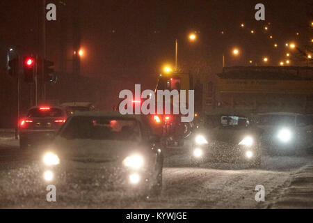 Newtownabbey, Nordirland, Irland. 16 Jan, 2018. Streuer Lastwagen versuchen, klare Straßen während amber Wetter Warnung als starker Schneefall beginnt Newtownabbey zu decken außerhalb Belfast, Nordirland, 16. Januar 2018 Credit: Radharc Images/Alamy leben Nachrichten Stockfoto