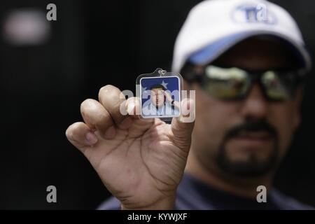 Caracas, Distrito Capital, Venezuela. 19 Apr, 2013. 19. April 2013. Die Anhänger der ehemaligen presidenthavez und Der "Chavismus", sind um die Nationalversammlung für die Vereidigung in der Gegenwart von Nicolas Maduro, als Präsident von Venezuela. Foto: Juan Carlos Hernandez Credit: Juan Carlos Hernandez/ZUMA Draht/Alamy leben Nachrichten Stockfoto