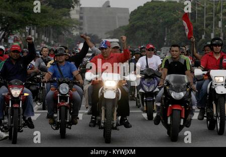 Caracas, Distrito Capital, Venezuela. 19 Apr, 2013. 19. April 2013. Die Anhänger der ehemaligen presidenthavez und Der "Chavismus", sind um die Nationalversammlung für die Vereidigung in der Gegenwart von Nicolas Maduro, als Präsident von Venezuela. Foto: Juan Carlos Hernandez Credit: Juan Carlos Hernandez/ZUMA Draht/Alamy leben Nachrichten Stockfoto