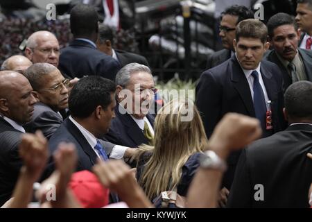 Caracas, Distrito Capital, Venezuela. 19 Apr, 2013. April 19, 2013. Raul Castro, (c) der Präsident von Kuba, kommt an der Nationalversammlung für die Vereidigung von Nicolas Maduro, als Präsident von Venezuela. Foto: Juan Carlos Hernandez Credit: Juan Carlos Hernandez/ZUMA Draht/Alamy leben Nachrichten Stockfoto