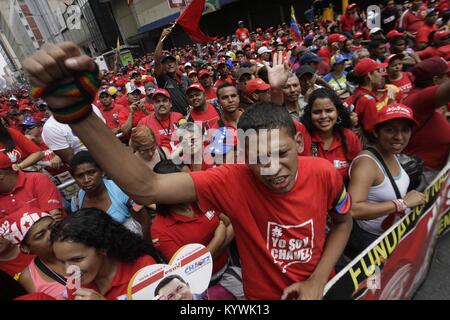 Caracas, Distrito Capital, Venezuela. 19 Apr, 2013. 19. April 2013. Die Anhänger der ehemaligen presidenthavez und Der "Chavismus", sind um die Nationalversammlung für die Vereidigung in der Gegenwart von Nicolas Maduro, als Präsident von Venezuela. Foto: Juan Carlos Hernandez Credit: Juan Carlos Hernandez/ZUMA Draht/Alamy leben Nachrichten Stockfoto