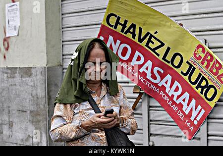 Caracas, Distrito Capital, Venezuela. 19 Apr, 2013. 19. April 2013. Die Anhänger der ehemaligen presidenthavez und Der "Chavismus", sind um die Nationalversammlung für die Vereidigung in der Gegenwart von Nicolas Maduro, als Präsident von Venezuela. Foto: Juan Carlos Hernandez Credit: Juan Carlos Hernandez/ZUMA Draht/Alamy leben Nachrichten Stockfoto