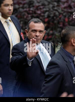 Caracas, Distrito Capital, Venezuela. 19 Apr, 2013. April 19, 2013. Porfirio Lobo (c) Präsident von Honduras, kommt an der Nationalversammlung für die Vereidigung von Nicolas Maduro, als Präsident von Venezuela. Foto: Juan Carlos Hernandez Credit: Juan Carlos Hernandez/ZUMA Draht/Alamy leben Nachrichten Stockfoto