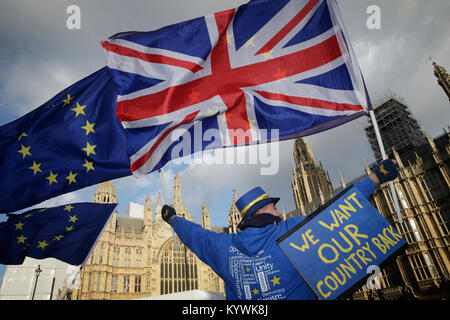 London, Großbritannien. 16 Jan, 2018. Ein Demonstrator, der Großbritannien in der Europäischen Union (EU) Wellen Flaggen der EU und Großbritannien außerhalb der Häuser des Parlaments in London, Großbritannien zu bleiben, Jan. 16, 2018 will. MPs im Unterhaus begann der Bericht Bühne Debatte und eine dritte Lesung der Europäischen Union Rücknahme Bill am Dienstag. Quelle: Tim Irland/Xinhua/Alamy leben Nachrichten Stockfoto