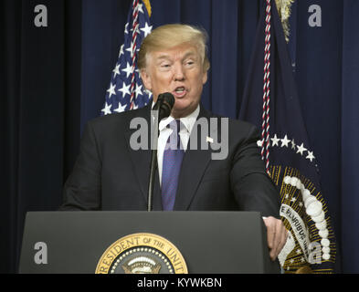 Washington, District of Columbia, USA. 16 Jan, 2018. Präsidenten der Vereinigten Staaten Donald J. Trumpf macht bei einer Reihe von Podiumsdiskussionen mit dem Titel "Gespräche mit den Frauen von Amerika'' im Weißen Haus in Washington, DC am Dienstag, 16. Januar 2018. Der Präsident Erläuterungen auf die Wirtschaft berührte, Gesundheitswesen, Bekämpfung der Opioid-Krise und der nationalen Sicherheit. Credit: Ron Sachs/CNP Credit: Ron Sachs/CNP/ZUMA Draht/Alamy leben Nachrichten Stockfoto