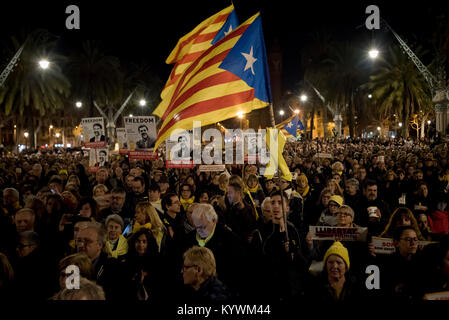 Jan 16, 2018. Barcelona, Katalonien, Spanien - Demonstranten halten Sie Banner und estelades oder pro-unabhängigkeitsfahnen während einer Demonstration für die Freilassung der katalanischen Separatisten Führer Jordi Sanchez und Jordi Cuixart, vor drei Monaten Haft verurteilt. Stockfoto