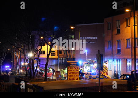 Nottingham, UK. 16. Januar 2018 - Polizei Verfolgungsjagd endet mit einem Crash auf Shelton Street. Notdienste extrahieren Frauen von einem kastanienbraunen Ford Focus. Polizei anwesend, Straßensperrung für Unfall Credit: David Vorgang Neues Fenster kopierenist/Alamy leben Nachrichten Stockfoto