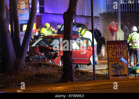 Nottingham, UK. 16. Januar 2018 - Polizei Verfolgungsjagd endet mit einem Crash auf Shelton Street. Notdienste extrahieren Frauen von einem kastanienbraunen Ford Focus. Polizei anwesend, Straßensperrung für Unfall Credit: David Vorgang Neues Fenster kopierenist/Alamy leben Nachrichten Stockfoto