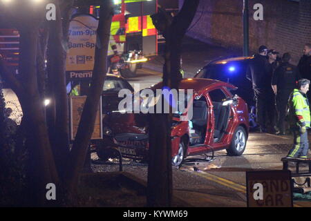 Nottingham, UK. 16. Januar 2018 - Polizei Verfolgungsjagd endet mit einem Crash auf Shelton Street. Notdienste extrahieren Frauen von einem kastanienbraunen Ford Focus. Polizei anwesend, Straßensperrung für Unfall Credit: David Vorgang Neues Fenster kopierenist/Alamy leben Nachrichten Stockfoto