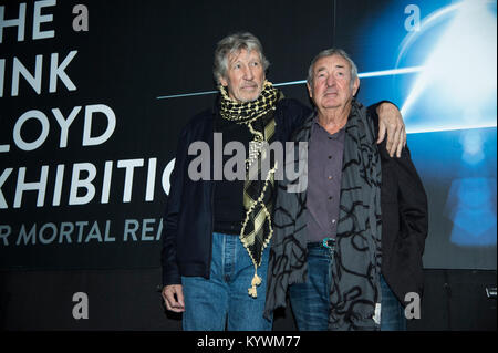 Rom, Italien. 16 Jan, 2018. Roger Waters und Nick Mason von Pink Floyd mit dem Bürgermeister von Rom Virginia Raggi posieren für die Fotografen bei einer Pressekonferenz der "Pink Floyd Ausstellung: Ihre sterblichen Überreste' auf der Makro Museum im Zentrum von Rom am 16. Januar 2018. Credit: Daimages Foto Agentur/Alamy leben Nachrichten Stockfoto