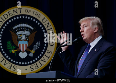 Washington, USA. 16 Jan, 2018. Us-Präsident Donald Trump spricht im Gespräch mit den Frauen von Amerika Panel im Weißen Haus in Washington, DC, USA, Jan. 16, 2018. Credit: Ting Shen/Xinhua/Alamy leben Nachrichten Stockfoto