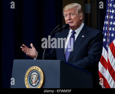 Washington, USA. 16 Jan, 2018. Us-Präsident Donald Trump spricht im Gespräch mit den Frauen von Amerika Panel im Weißen Haus in Washington, DC, USA, Jan. 16, 2018. Credit: Ting Shen/Xinhua/Alamy leben Nachrichten Stockfoto