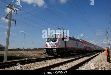 Modi'in. 16 Jan, 2018. Foto auf Jan. 16, 2018 zeigt die Neue Jerusalem-Tel Aviv Express Zug in der Nähe von Modi'in. Die lang erwartete Jerusalem-Tel Aviv Express Zug seine erste Probefahrt gemacht, mit Fahrzeit der Linie zu erwarten zuletzt ein reger 28 Minuten. Credit: Gil Cohen Magen/Xinhua/Alamy leben Nachrichten Stockfoto